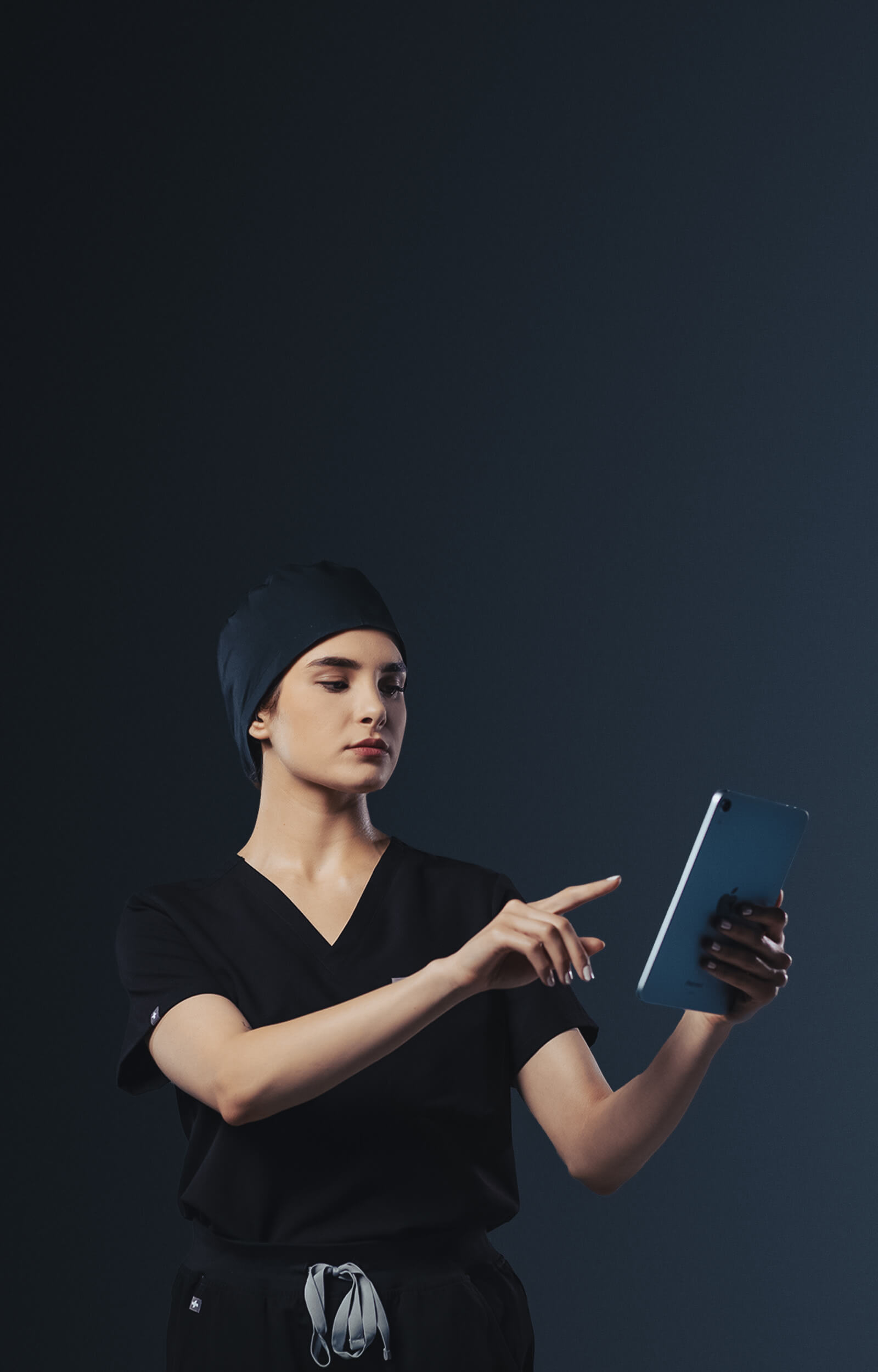 A surgeon using a VR headset while a nurse beside them interacts with the Viewer X app on a tablet.